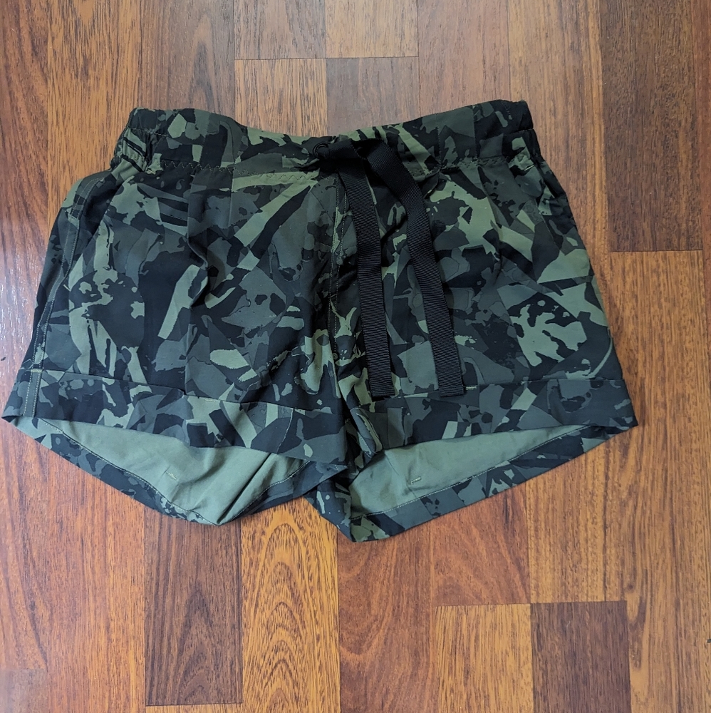 Lululemon spring breakaway short
